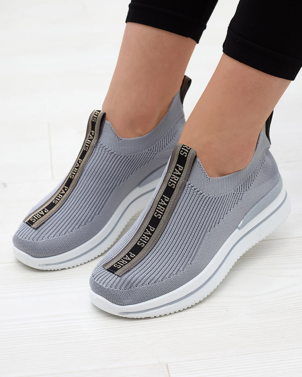 Dámska športová obuv s nápisom v sivej farbe Cerppa- Footwear