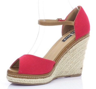 Czerwone sandały na koturnie - Obuwie