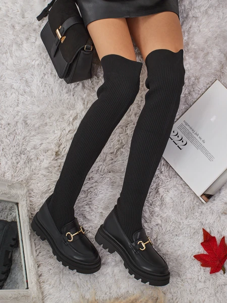 Dolgi ženski škornji na natik z okrasjem Novera