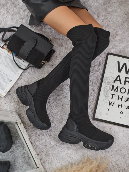 Dolgi ženski škornji na natik z debelejšim podplatom Ravmora