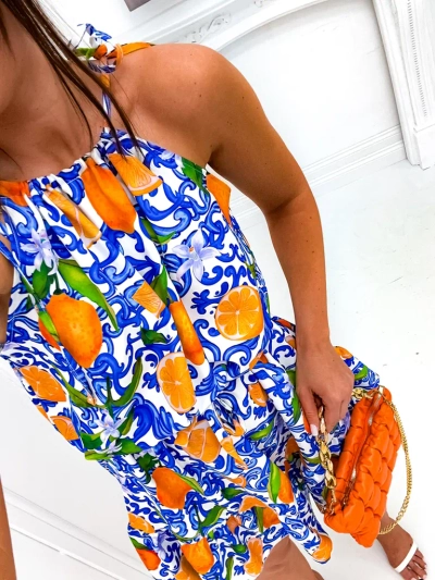 Royalfashion Dámske mini šaty s tenkými ramienkami a pásikom v páse s trendovými oranžovými potlačami