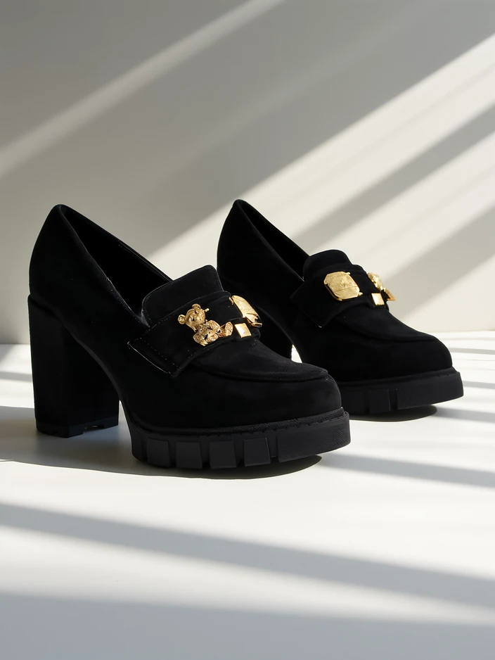 Osupljivi Črni Čevlji s Peto iz Semiš Usnja, Elegantni in Moderni