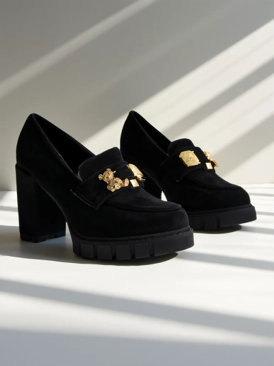 Osupljivi Črni Čevlji s Peto iz Semiš Usnja, Elegantni in Moderni