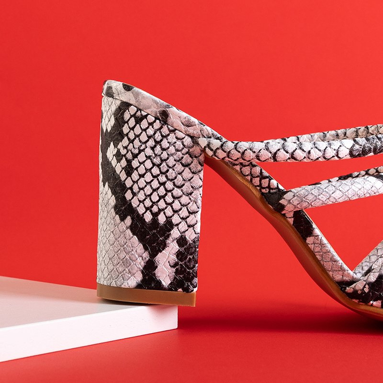 Čiernobiele papuče s razbou na vyššom stĺpiku Furlisa - Obuv