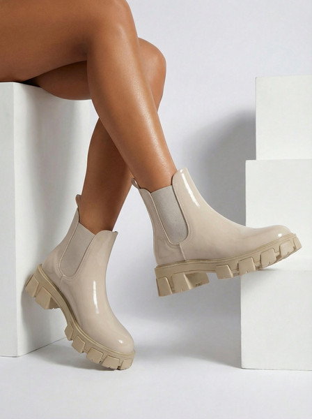 Royalfashion Gležnjarji na masivnem podplatu iz lakiranega eko usnja Calista Weide