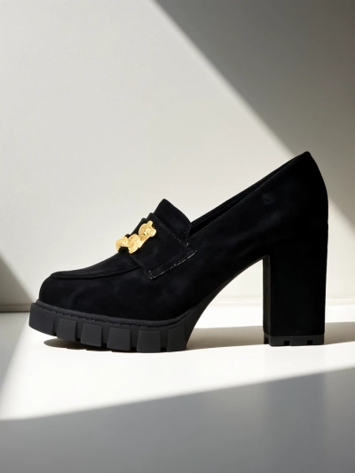 Osupljivi Črni Čevlji s Peto iz Semiš Usnja, Elegantni in Moderni