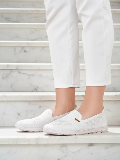 Ženska Obutev Ariadne iz Blaga v Kremni Barvi