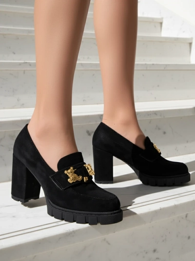 Osupljivi Črni Čevlji s Peto iz Semiš Usnja, Elegantni in Moderni