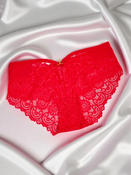 Ženske spodnje hlačke tipa figi s čipko in trakovi