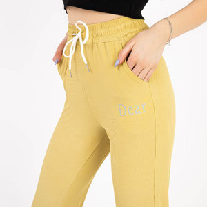 Žlté dámske látkové nohavice s nášivkou - Oblečenie